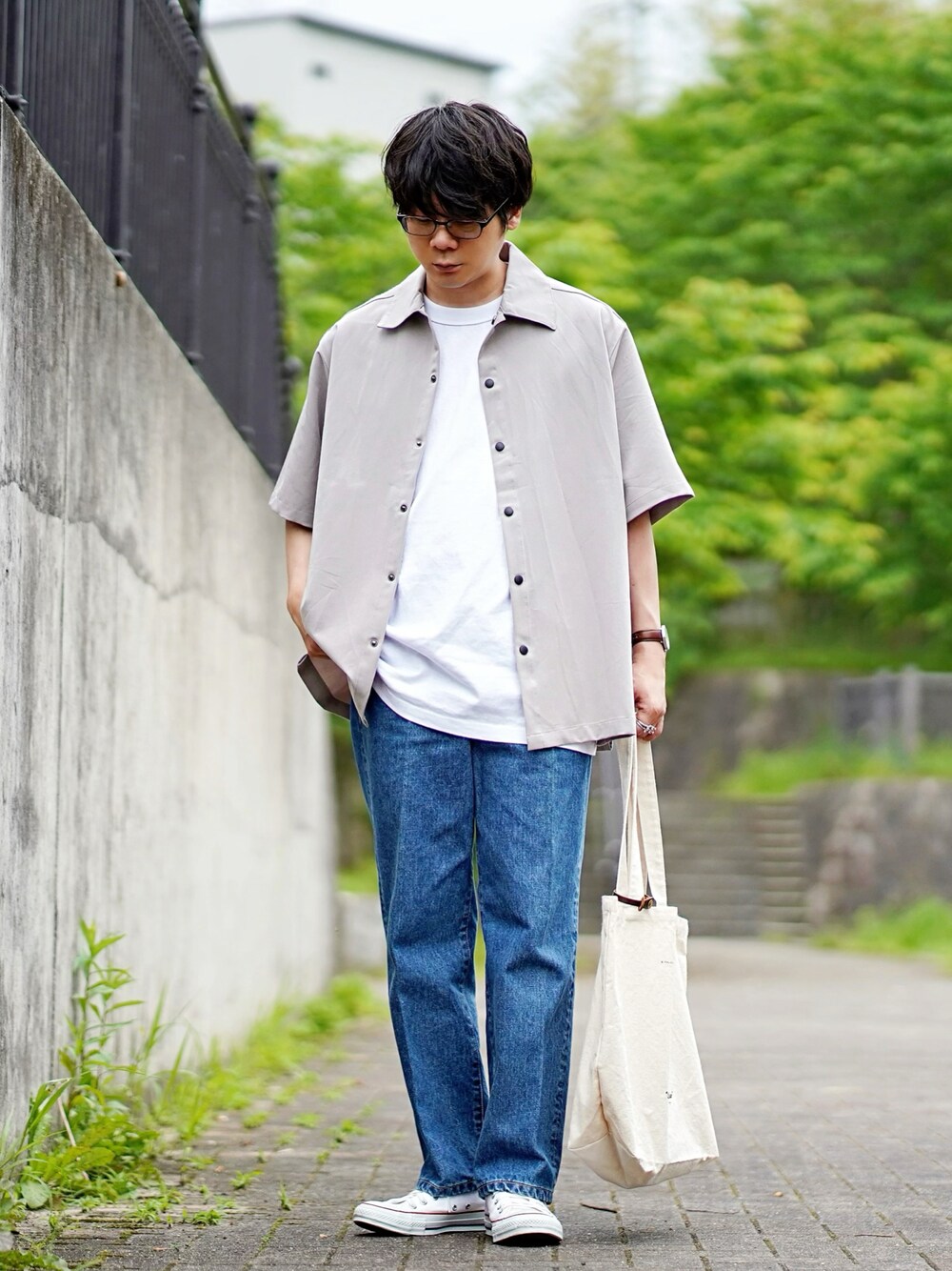 グレー系のシャツ/ブラウス、ホワイト系のTシャツ/カットソー、ブルー系のデニムパンツを着用したメンズの夏コーディネートの1枚目の写真