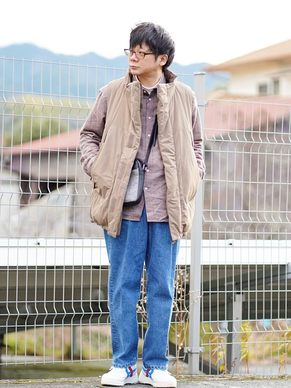 ブラウン系のシャツ/ブラウス、ホワイト系のTシャツ/カットソー、ブラウン系のダウンベストを着用したメンズの冬コーディネートの1枚目の写真