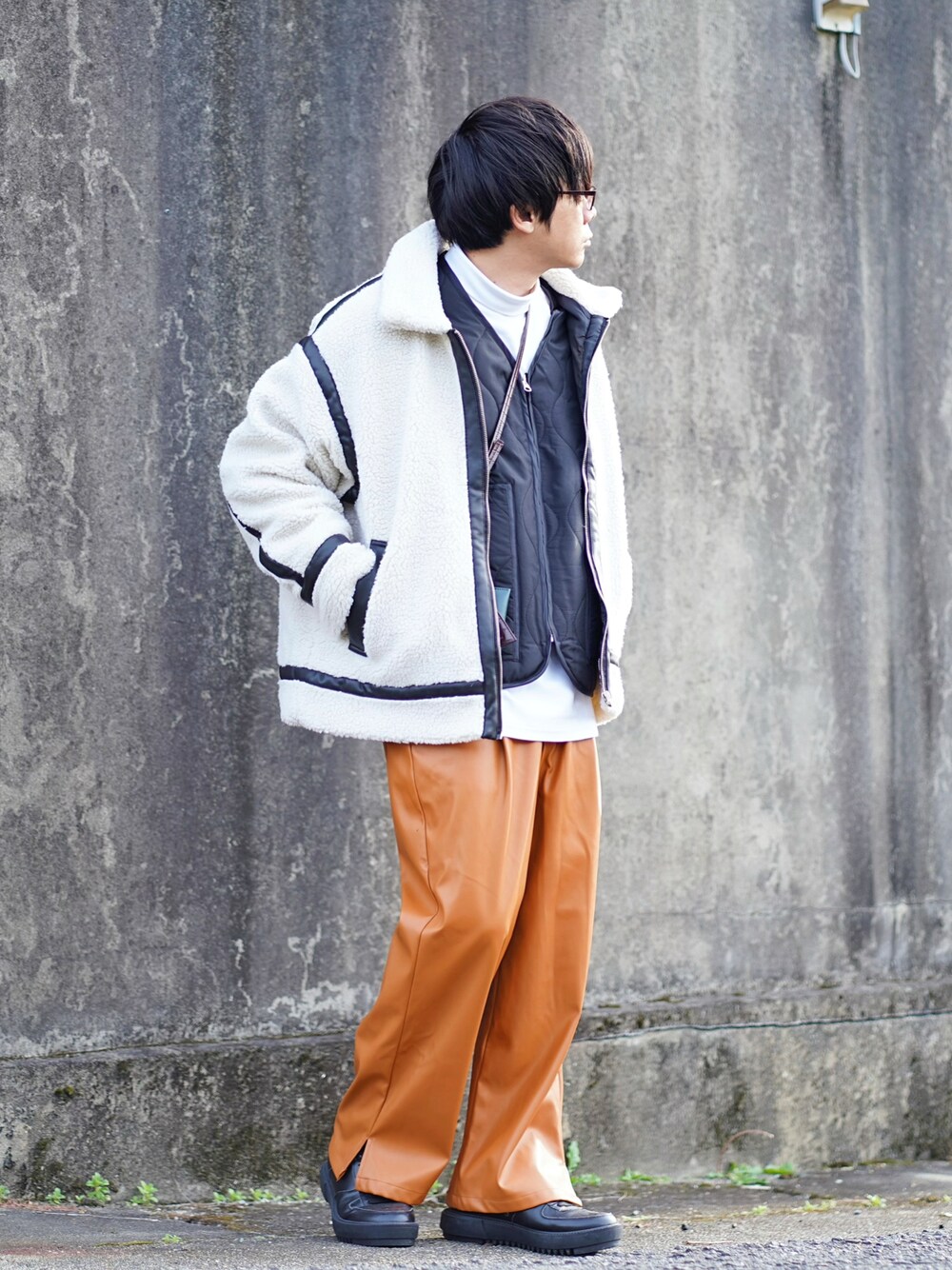 ホワイト系のブルゾン、ホワイト系のTシャツ/カットソー、ブラック系のベストを着用したメンズの秋コーディネートの1枚目の写真