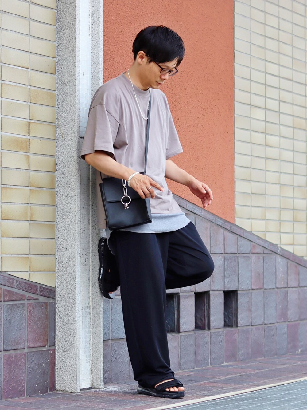 ベージュ系のTシャツ/カットソー、ブラック系のその他パンツ、ブラック系のサンダルを着用したメンズの夏コーディネートの1枚目の写真