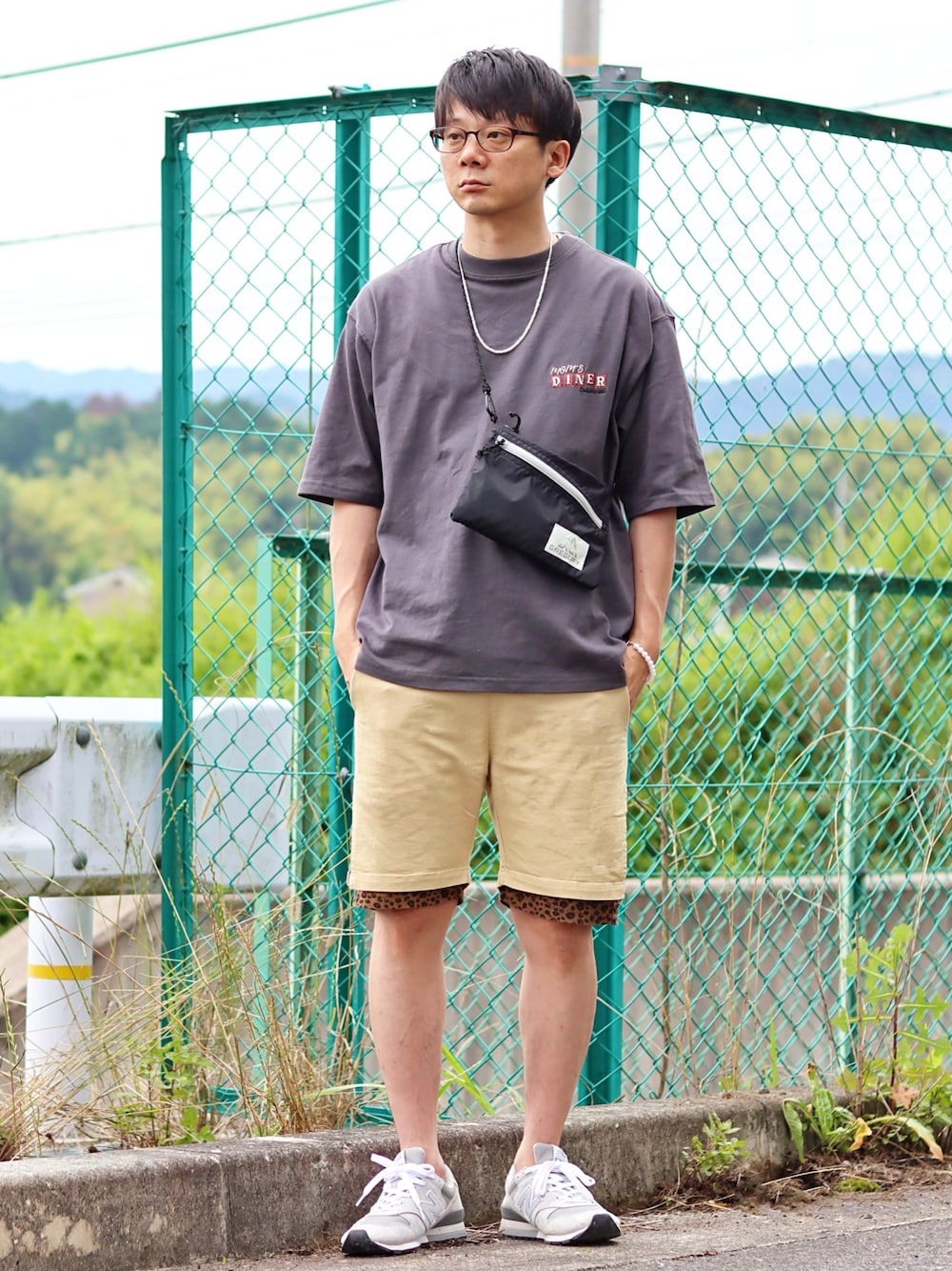 グレー系のTシャツ/カットソー、ベージュ系のその他パンツ、グレー系のスニーカーを着用したメンズの夏コーディネートの1枚目の写真