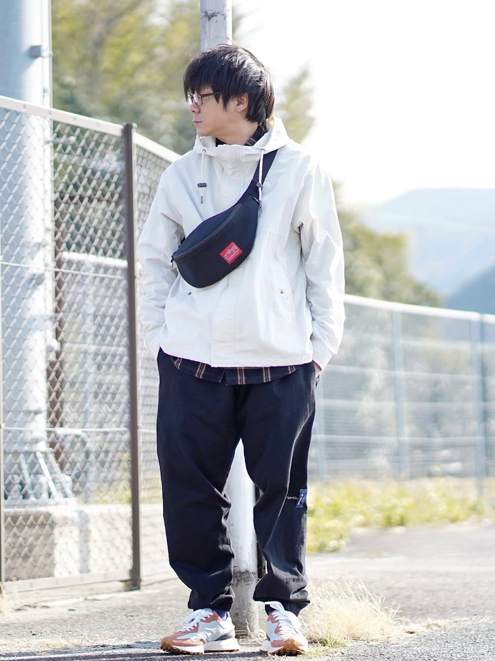 ホワイト系のマウンテンパーカー、ブラック系のシャツ/ブラウス、ブラック系のその他パンツを着用したメンズの冬コーディネートの1枚目の写真