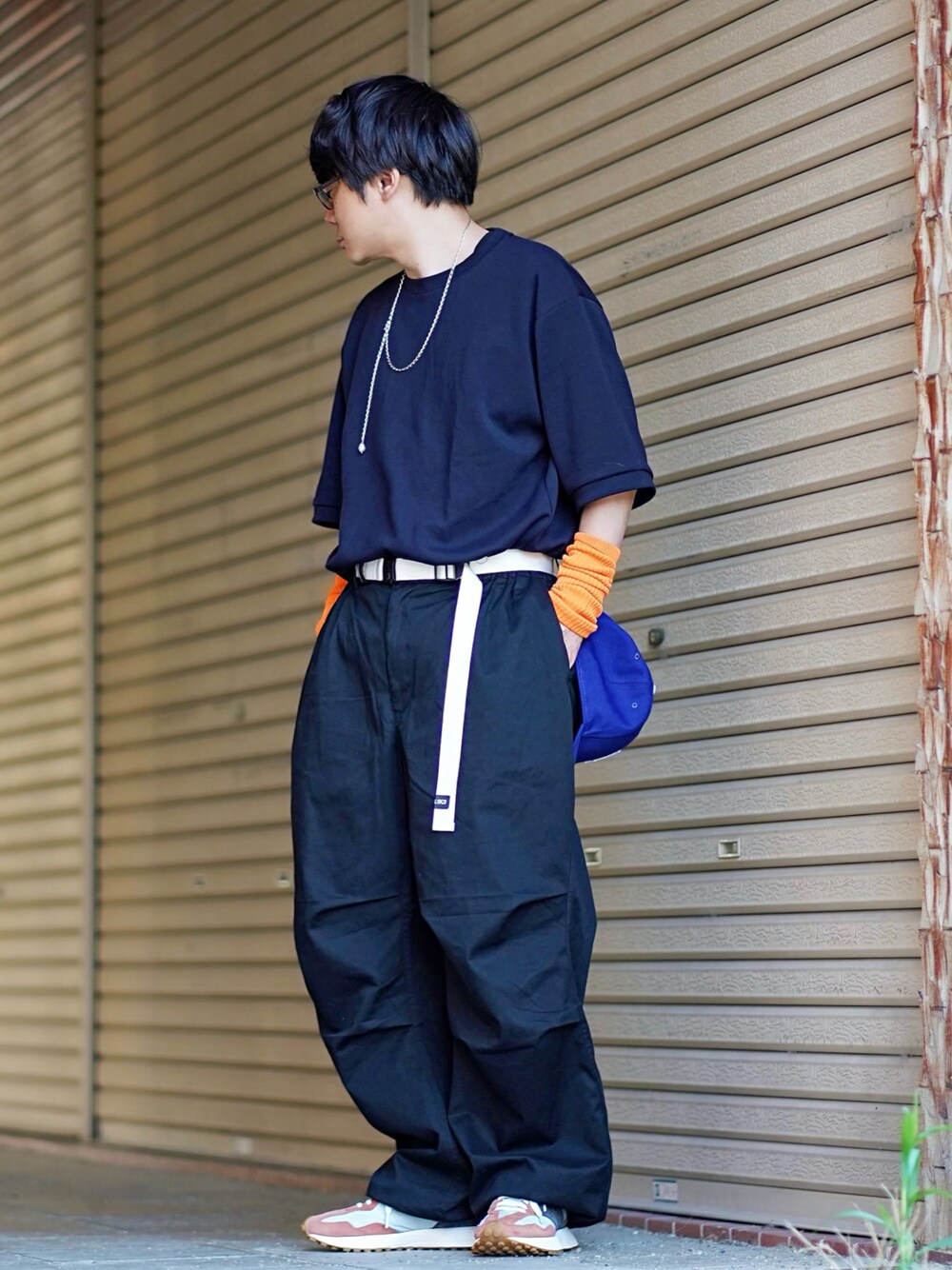 ブラック系のカーゴパンツ、ブルー系のTシャツ/カットソー、グレー系のスニーカーを着用したメンズの夏コーディネートの1枚目の写真