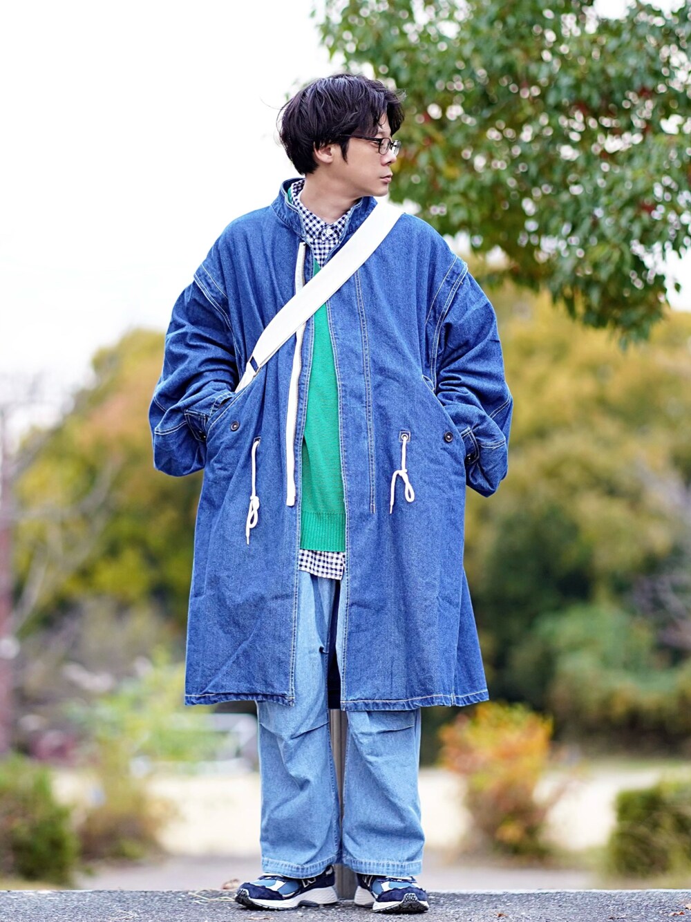 ブルー系のモッズコート、ブルー系のシャツ/ブラウス、グリーン系のニット/セーターを着用したメンズの秋コーディネートの1枚目の写真