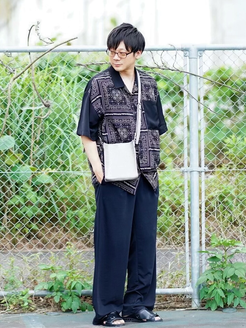 ブラック系のシャツ/ブラウス、ブラック系のその他パンツ、ブラック系のサンダルを着用したメンズの夏コーディネートの1枚目の写真