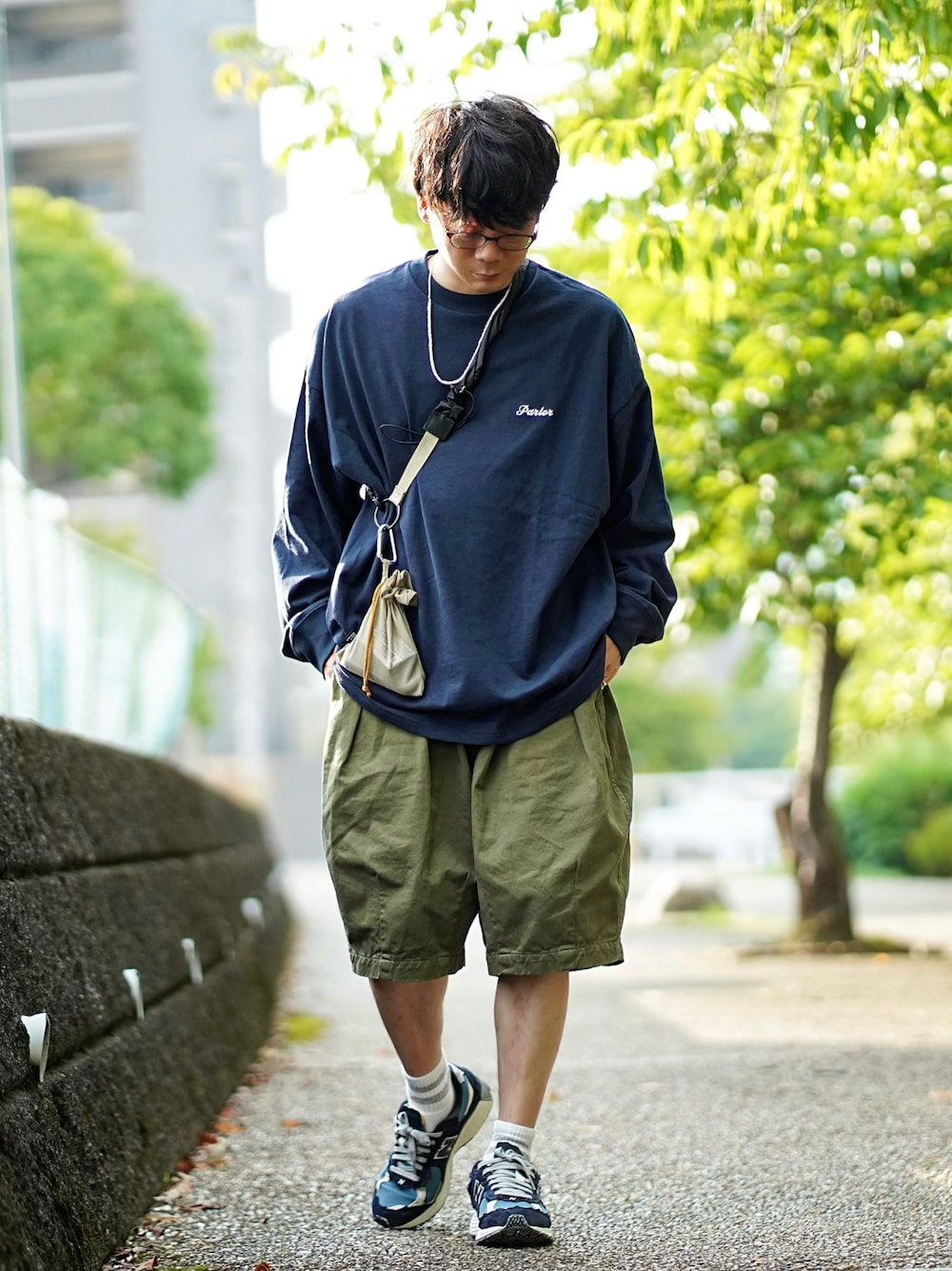 ブルー系のTシャツ/カットソー、グリーン系のチノパンツ、ブルー系のスニーカーを着用したメンズの秋コーディネートの1枚目の写真