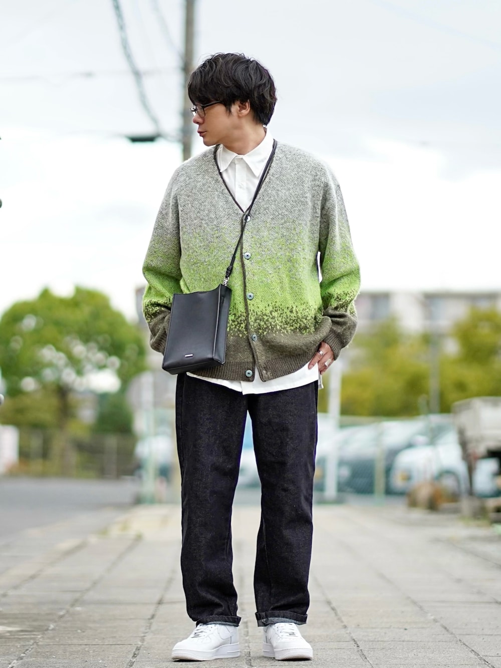 ブラック系のデニムパンツ、グリーン系のカーディガン/ボレロ、ホワイト系のシャツ/ブラウスを着用したメンズの秋コーディネートの1枚目の写真