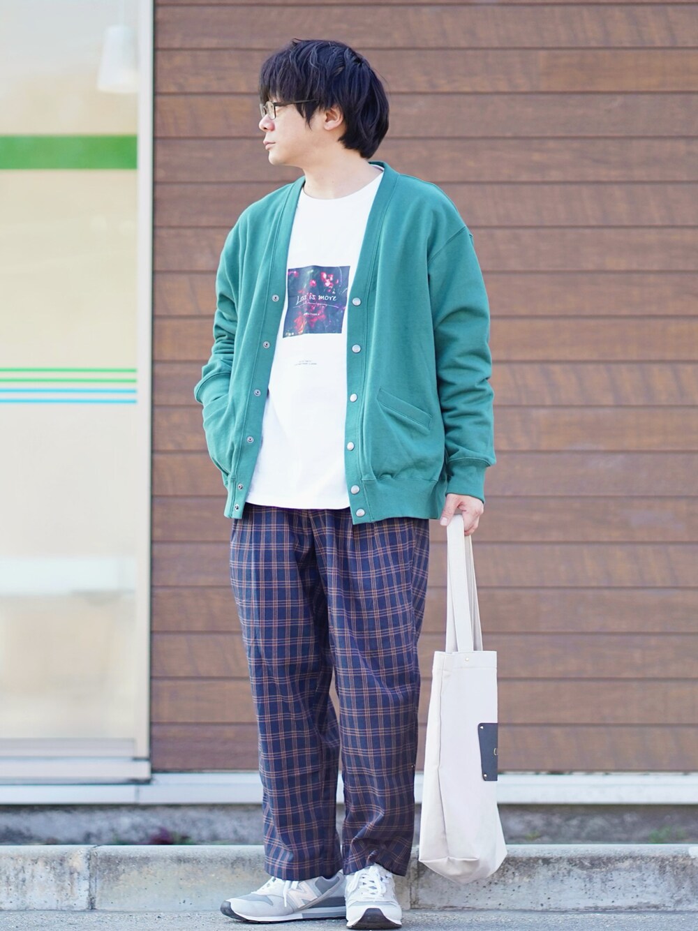 グリーン系のカーディガン/ボレロ、ホワイト系のTシャツ/カットソー、ブルー系のその他パンツを着用したメンズの春コーディネートの1枚目の写真