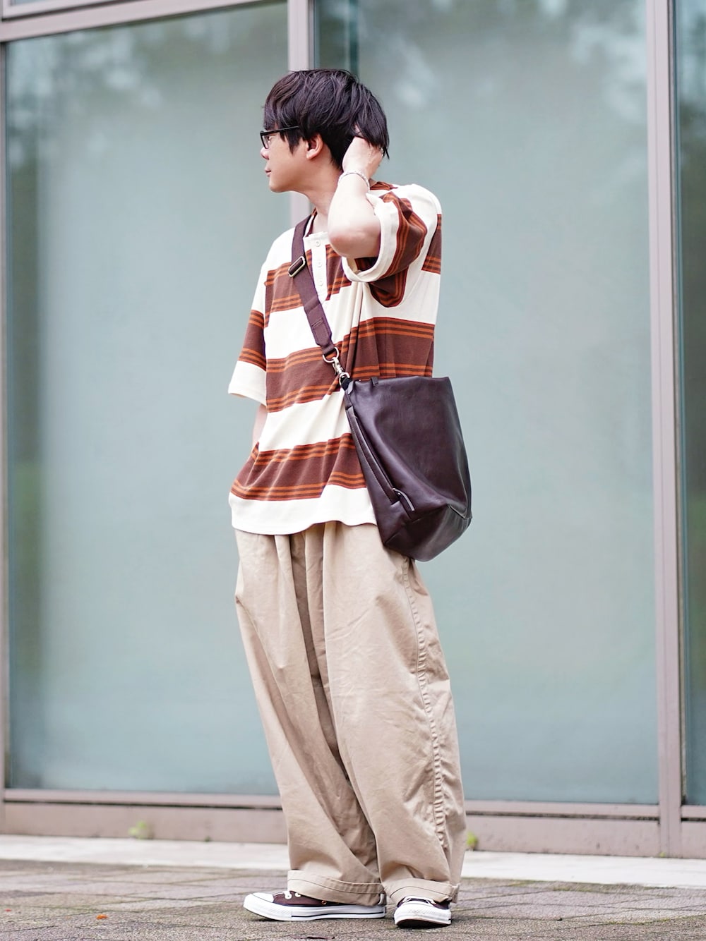 ホワイト系のTシャツ/カットソー、ベージュ系のチノパンツ、ブラウン系のスニーカーを着用したメンズの夏コーディネートの1枚目の写真