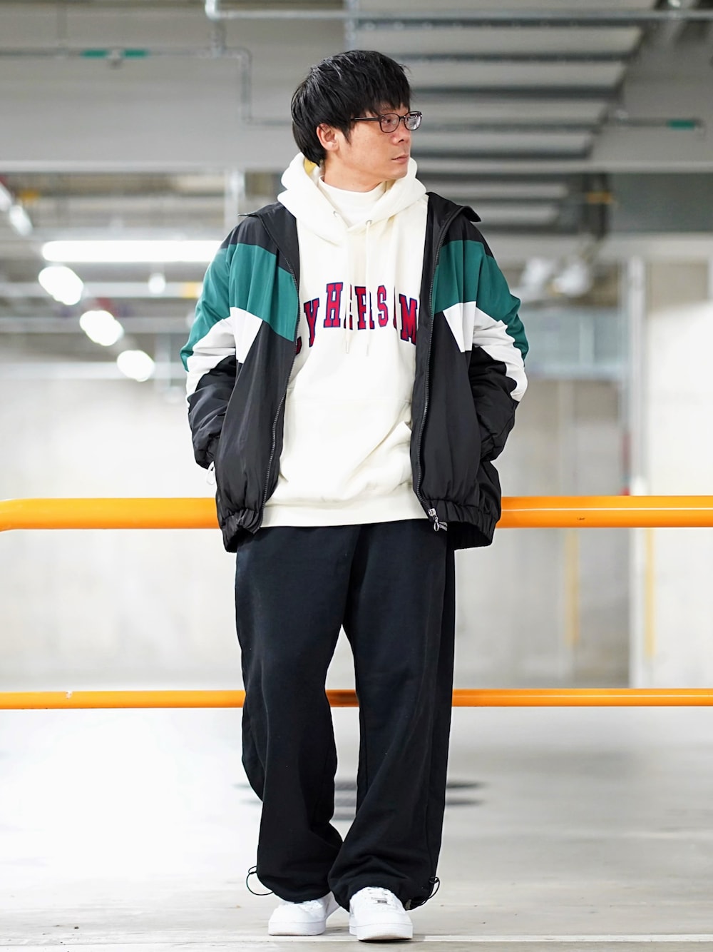 ホワイト系のパーカー、ホワイト系のTシャツ/カットソー、ブラック系のブルゾンを着用したメンズの冬コーディネートの1枚目の写真