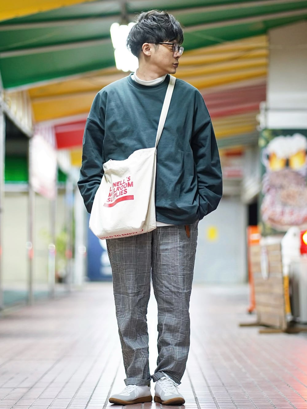 グレー系のTシャツ/カットソー、ホワイト系のTシャツ/カットソー、その他のその他パンツを着用したメンズの春コーディネートの1枚目の写真