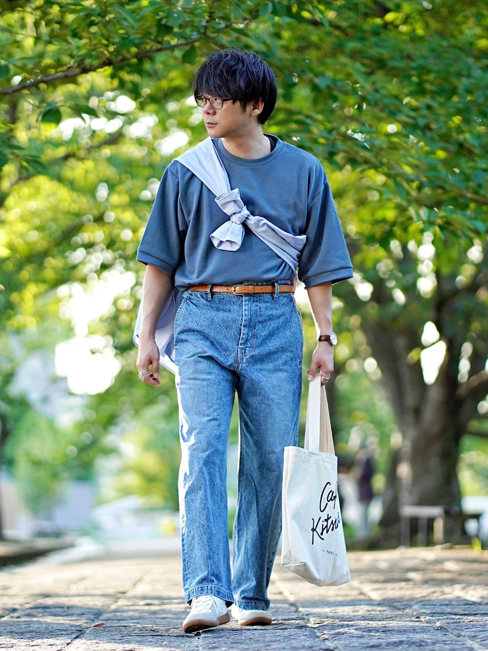 ブルー系のTシャツ/カットソー、ブルー系のシャツ/ブラウス、ブルー系のデニムパンツを着用したメンズの夏コーディネートの1枚目の写真