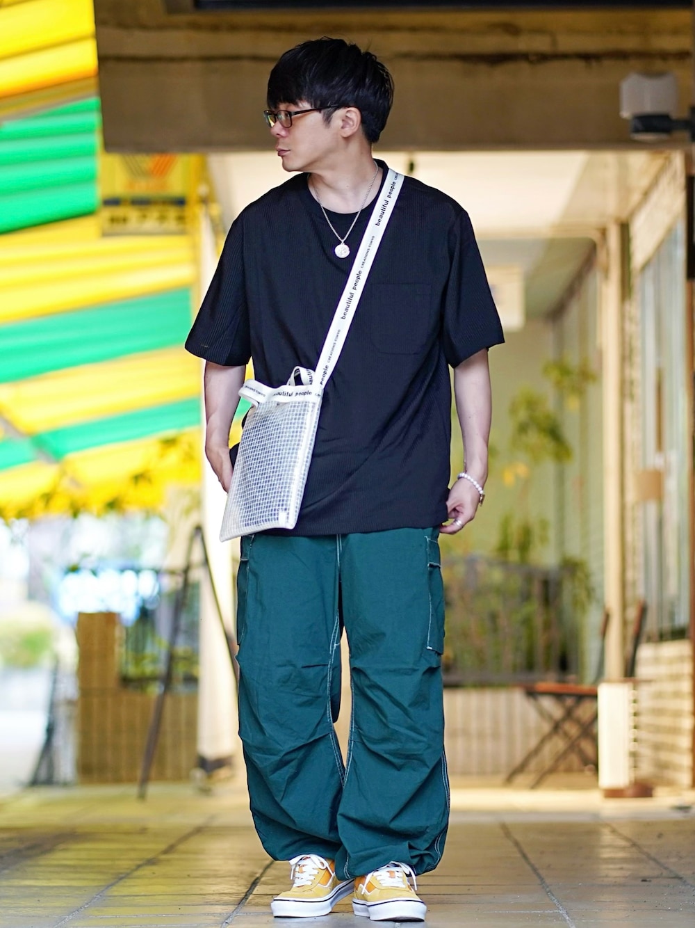 「ストリート、ショルダーバッグ、カーゴパンツ、VANS、休日スタイル、韓国ファッション、ミニバッグ、夏コーデ、ビッグT、ビタミンカラー、プチプラ、メッシュ、リネン、スクエアバッグ、夏だ！Tシャツ着よう！」｜「URBAN RESEARCH Sonny LabelのクイックドライワイドTシャツ（Tシャツ/カットソー、ブラック系）」を使った、ヒデさん（メンズ・165cm）の夏コーディネートの1枚目の写真