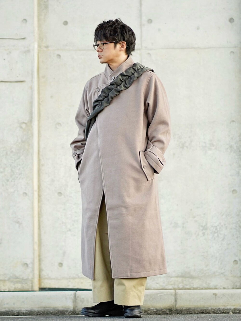 ブラウン系のチェスターコート、ベージュ系のその他パンツ、ブラック系のブーツを着用したメンズの秋コーディネートの1枚目の写真