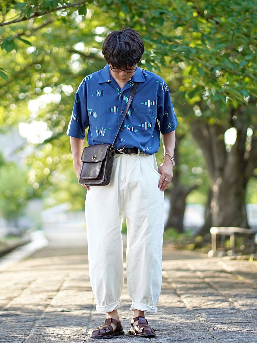 ブルー系のシャツ/ブラウス、ホワイト系のデニムパンツ、ブラウン系のサンダルを着用したメンズの夏コーディネートの1枚目の写真