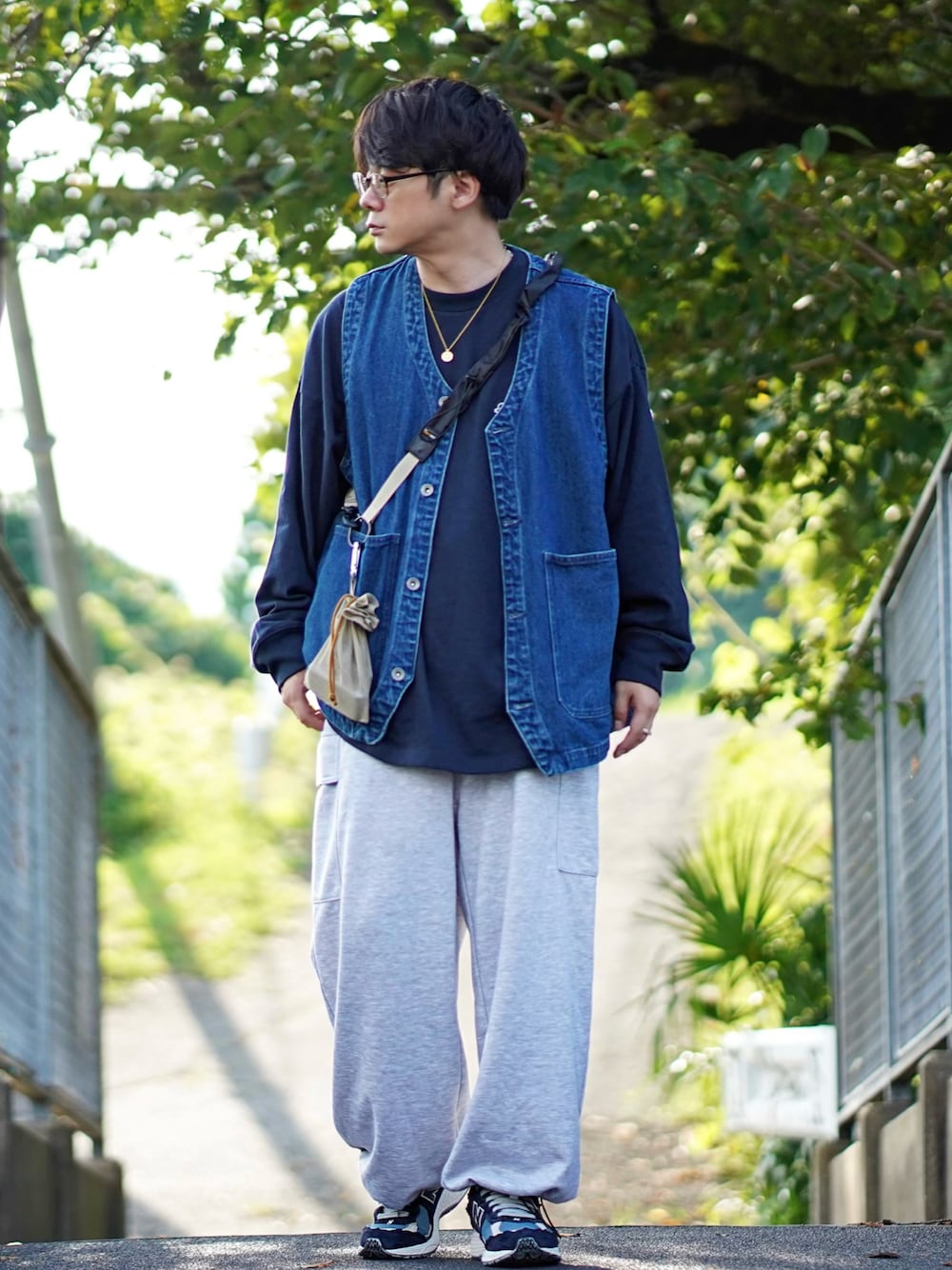 ブルー系のTシャツ/カットソー、ブルー系のベスト、グレー系のその他パンツを着用したメンズの秋コーディネートの1枚目の写真