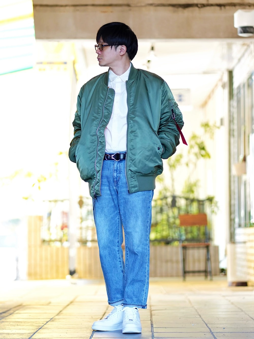 グリーン系のMA-1、ホワイト系のシャツ/ブラウス、ブルー系のデニムパンツを着用したメンズの冬コーディネートの1枚目の写真