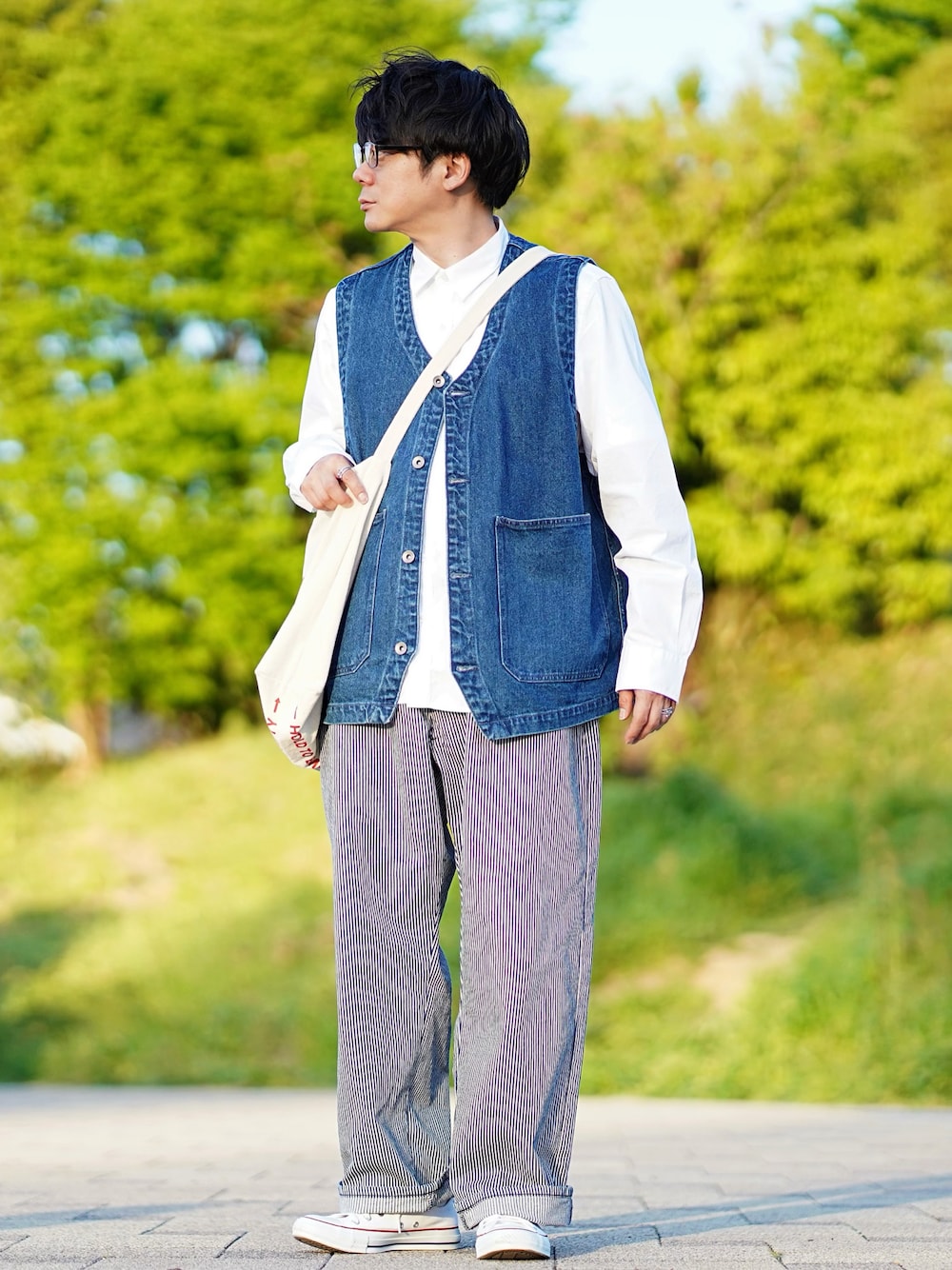 ホワイト系のシャツ/ブラウス、ブルー系のベスト、その他のその他パンツを着用したメンズの春コーディネートの1枚目の写真