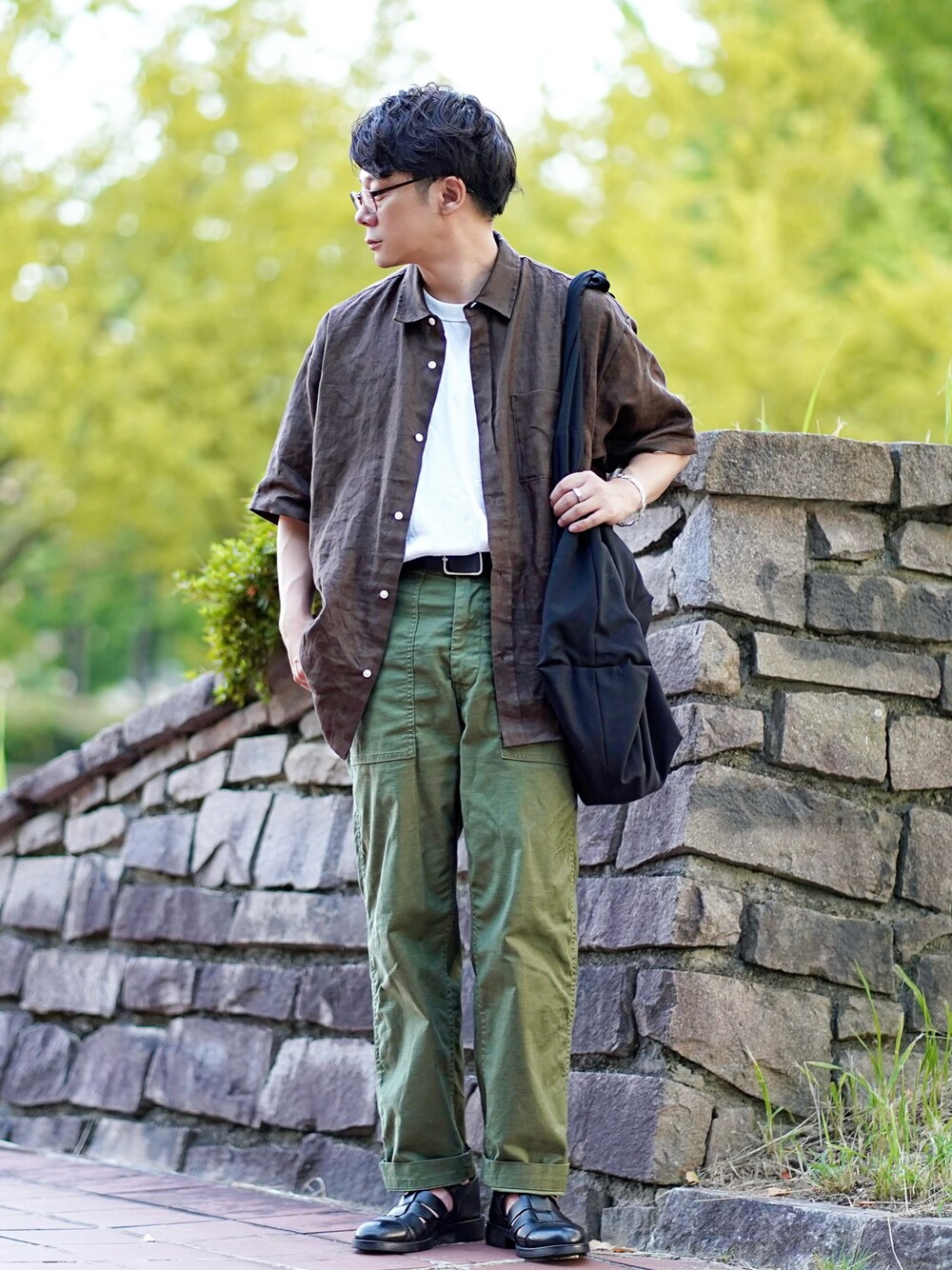 グリーン系のシャツ/ブラウス、ホワイト系のTシャツ/カットソー、グリーン系のカーゴパンツを着用したメンズの夏コーディネートの1枚目の写真