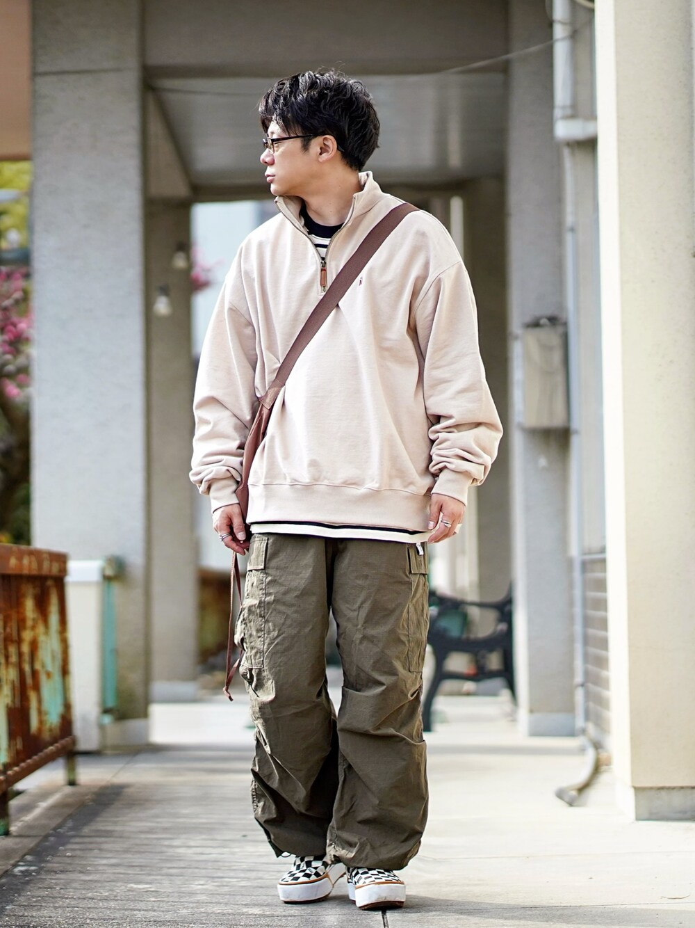 ベージュ系のスウェット、ブルー系のTシャツ/カットソー、グリーン系のカーゴパンツを着用したメンズの春コーディネートの1枚目の写真