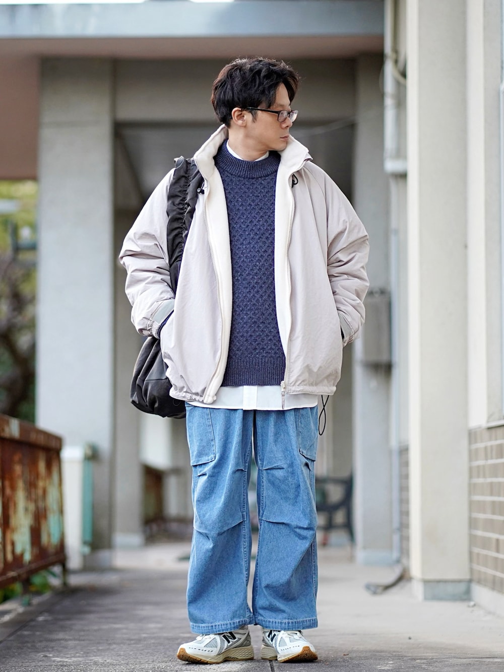 「冬コーデ、ボアジャケット、カーゴパンツ、クリスマスに着たい服、レイヤードスタイル、きれいめカジュアル、ストリート、厚底シューズ、マイベストコーデ2022、休日スタイル、韓国ファッション、ニット、ホワイトコーデ、淡色コーデ」｜「YOKEのアイテム（ブルゾン、ホワイト系）」を使った、ヒデさん（メンズ・165cm）の冬コーディネートの1枚目の写真