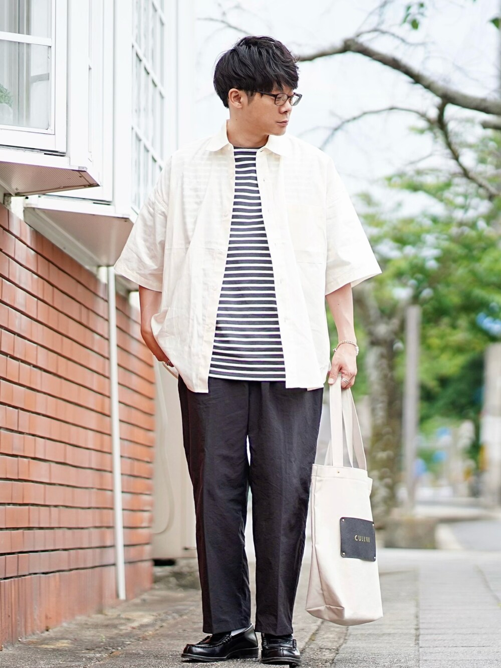 ホワイト系のシャツ/ブラウス、ブラック系のTシャツ/カットソー、ブラック系のその他パンツを着用したメンズの春コーディネートの1枚目の写真