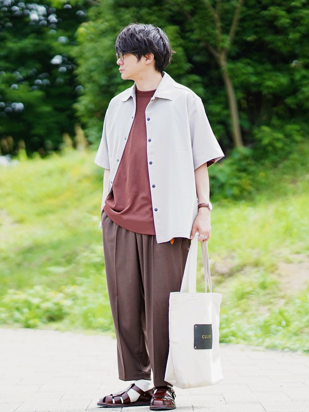 グレー系のシャツ/ブラウス、ブラウン系のTシャツ/カットソー、ブラウン系のスラックスを着用したメンズの春コーディネートの1枚目の写真