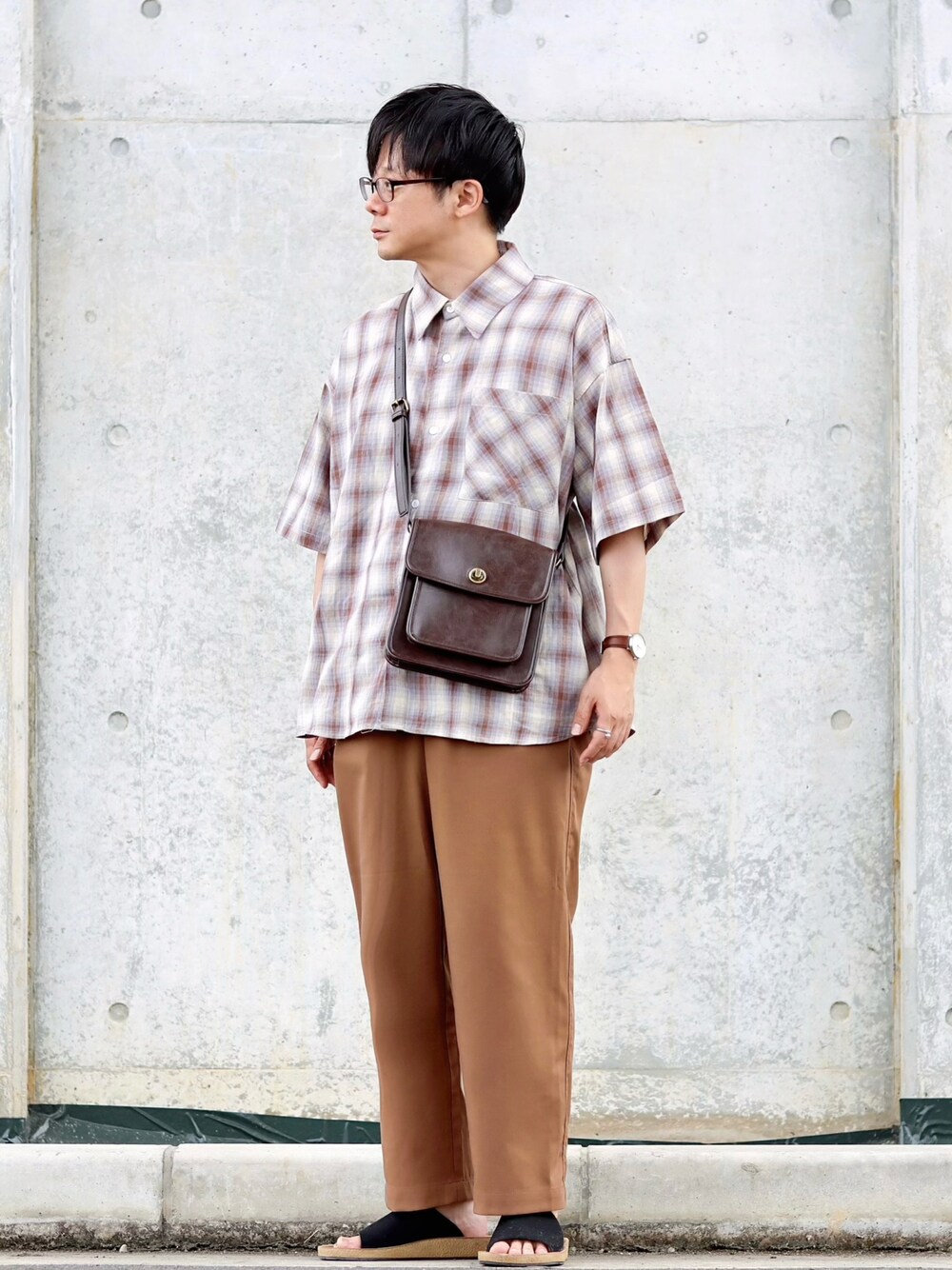 ブラウン系のシャツ/ブラウス、ブラウン系のその他パンツ、ブラック系のサンダルを着用したメンズの夏コーディネートの1枚目の写真