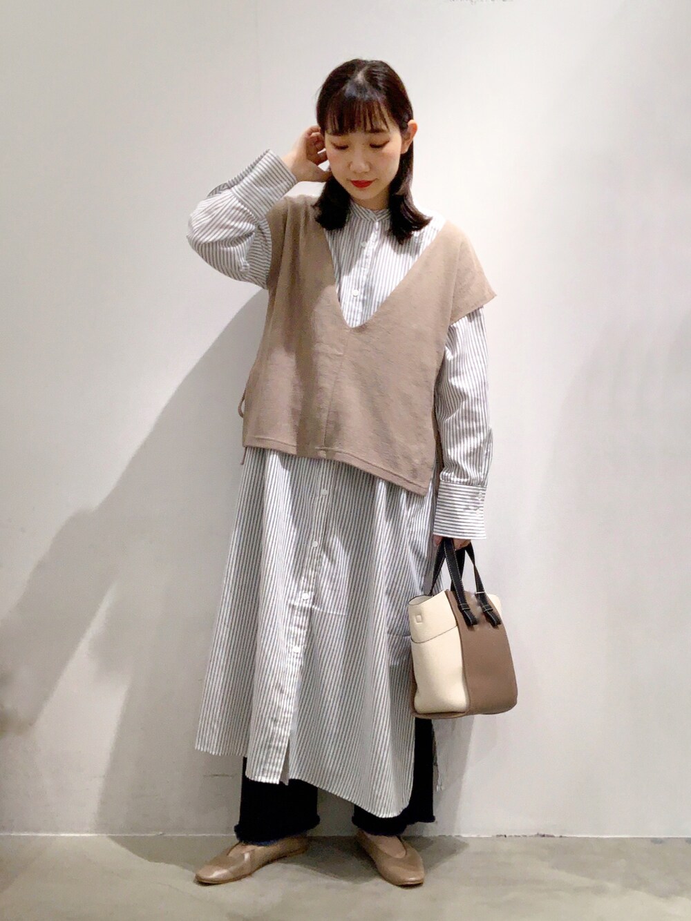 「オトナカジュアル、カジュアル、ゆるコーデ、大人女子、レイヤードスタイル、ベスト、ストライプ、ストライプワンピース、シャツワンピ、デニム、デニムパンツ、LEPSIM、レプシィム(LEPSIM)、お出かけコーデ、ベージュ」｜「LEPSIMのレイヤードベスト　948378（Tシャツ/カットソー、イエロー系）」を使った、yoshikaさん（レディース・156cm）の冬コーディネートの1枚目の写真