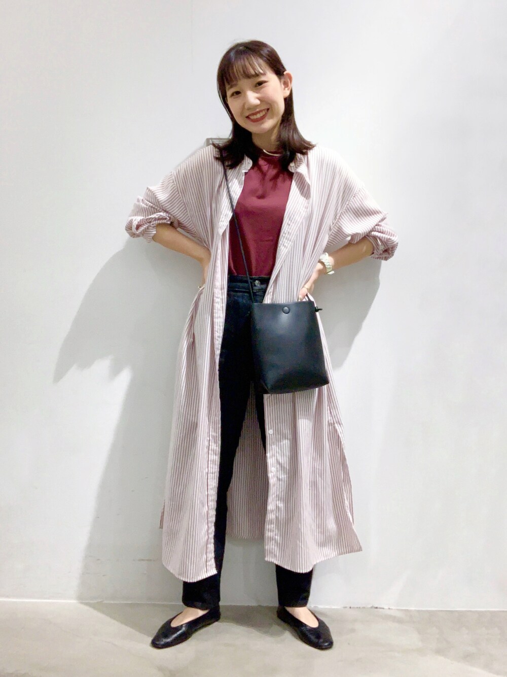 「パンツスタイル、大人カジュアル、シンプルコーデ、ストライプ、ストライプワンピース、シャツワンピ、ワンピース、デニム、デニムパンツ、ブラックデニム、ショルダーバッグ、レプシィム(LEPSIM)、LEPSIM、レイヤードスタイル、低身長」｜「LEPSIMのアソートシャツワンピース　947755（シャツワンピース、ブラウン系）」を使った、yoshikaさん（レディース・156cm）の秋コーディネートの1枚目の写真