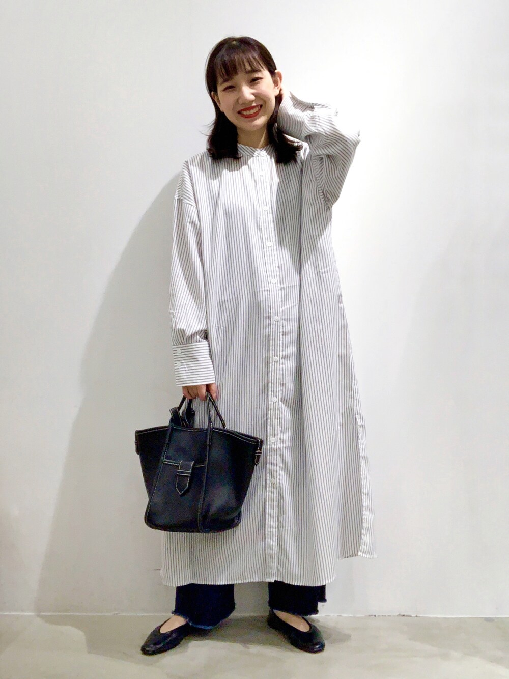 「オトナカジュアル、カジュアル、ゆるコーデ、シャツスタイル、シャツワンピ、シャツワンピース、ストライプ、ストライプワンピース、レプシィム(LEPSIM)、LEPSIM、デニム、レイヤードスタイル、デニムパンツ、低身長コーデ、休日スタイル」｜「LEPSIMのアソートシャツワンピース　947755（シャツワンピース、グレー系）」を使った、yoshikaさん（レディース・156cm）の冬コーディネートの1枚目の写真