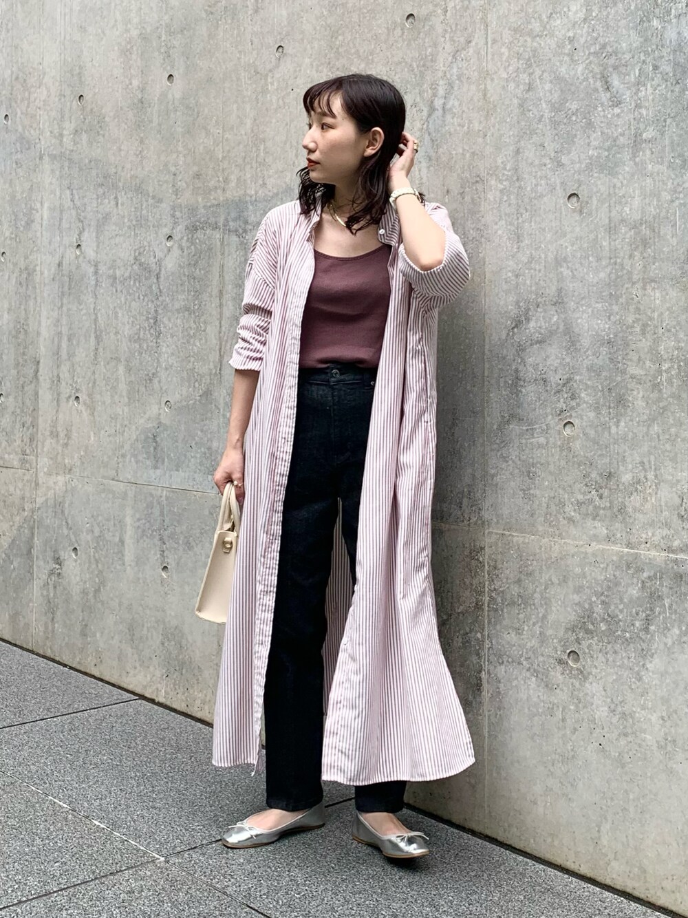 「シンプルコーデ、大人カジュアル、パンツスタイル、大人かわいい、ミニバッグ、ストライプ、ワンピース、シャツワンピ、デニム、デニムパンツ、テーパードパンツ、バレエシューズ、レプシィム(LEPSIM)、LEPSIM、mystic」｜「LEPSIMのアソートシャツワンピース　947755（シャツワンピース、ブラウン系）」を使った、yoshikaさん（レディース・156cm）の秋コーディネートの1枚目の写真