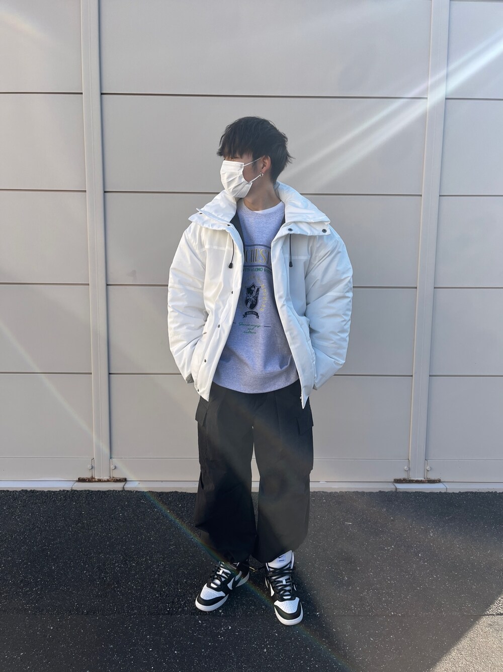 「秋冬コーデ、オーバーサイズ、服好きな人と繋がりたい、中綿ジャケット、ブルゾン、ストリート、スニーカー、NIKE、AMBUSH」｜「CPCMのストレッチハイネック中綿ジャケット（ダウンジャケット/コート、ホワイト系）」を使った、かずきさん（メンズ・175cm）の秋コーディネートの1枚目の写真