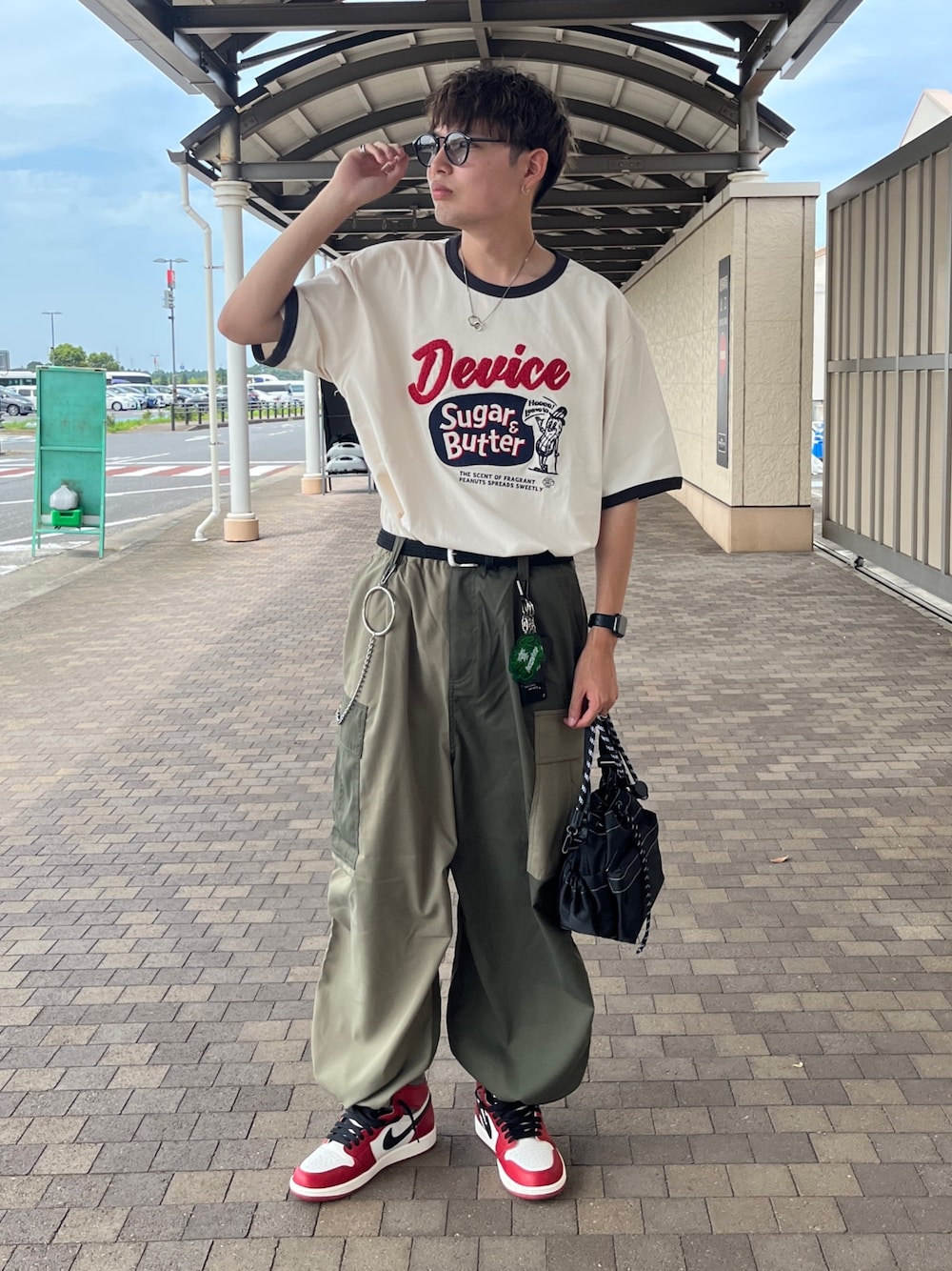 「シンプルコーデ、メンズコーデ、お洒落さんとつながりたい、ストリートコーデ、リンガーTシャツ、刺繍、カーゴパンツ」｜「CPCMのアソートバック刺繍T（Tシャツ/カットソー、ホワイト系）」を使った、かずきさん（メンズ・175cm）の夏コーディネートの1枚目の写真