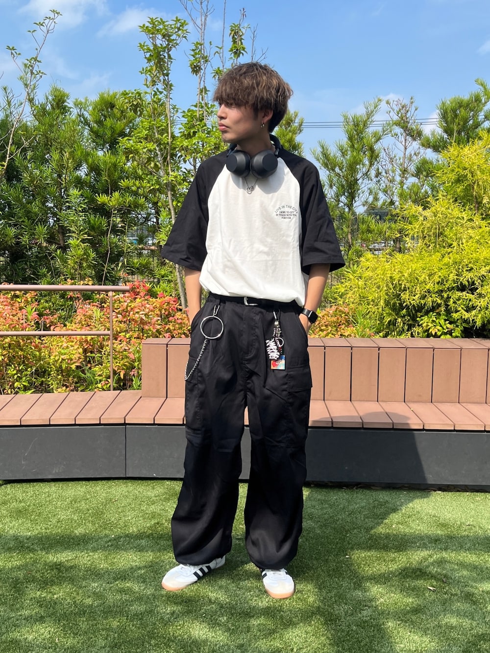 「ストリート、ラグランTシャツ、カーゴパンツ、モノトーン、ヘッドホン、韓国ファッション、お洒落さんとつながりたい、カジュアルコーデ、メンズコーデ、シンプル」｜「CPCMの胸1ポイント刺繍ラグランT（Tシャツ/カットソー、ブラック系）」を使った、かずきさん（メンズ・175cm）の夏コーディネートの1枚目の写真