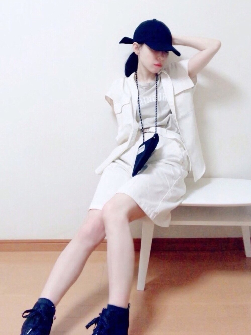 ホワイト系のシャツ/ブラウス、ホワイト系のパンツ、ブラック系のショルダーバッグを着用したレディースの春コーディネートの1枚目の写真