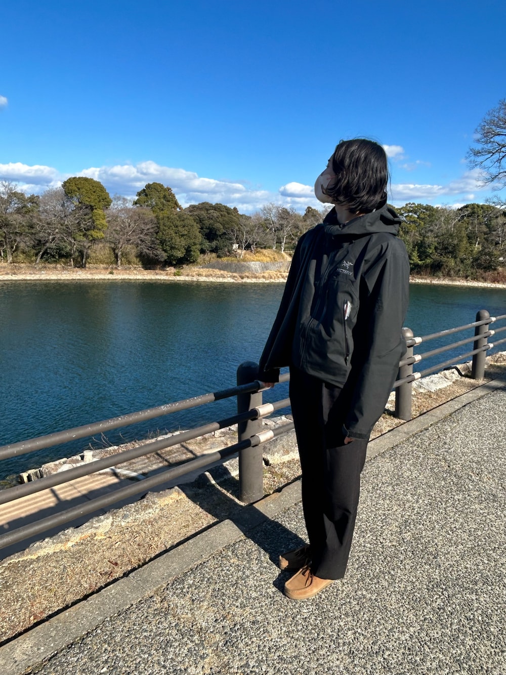 「スポーツミックス」｜「THE SHINZONEのアイテム（スラックス、ブラック系）」を使った、sakiさん（レディース・173cm）の冬コーディネートの1枚目の写真
