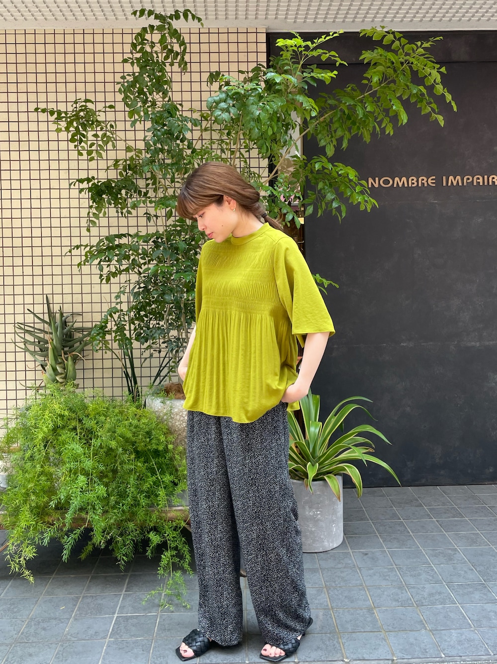 「グリーン、イージーパンツ、リラックススタイル、ラクチンコーデ、ライトグリーン、プリーツブラウス」｜「NOMBRE IMPAIRのランダムドット　イージーパンツ（その他パンツ、ホワイト系）」を使った、nakayama.さん（レディース・156cm）の夏コーディネートの1枚目の写真