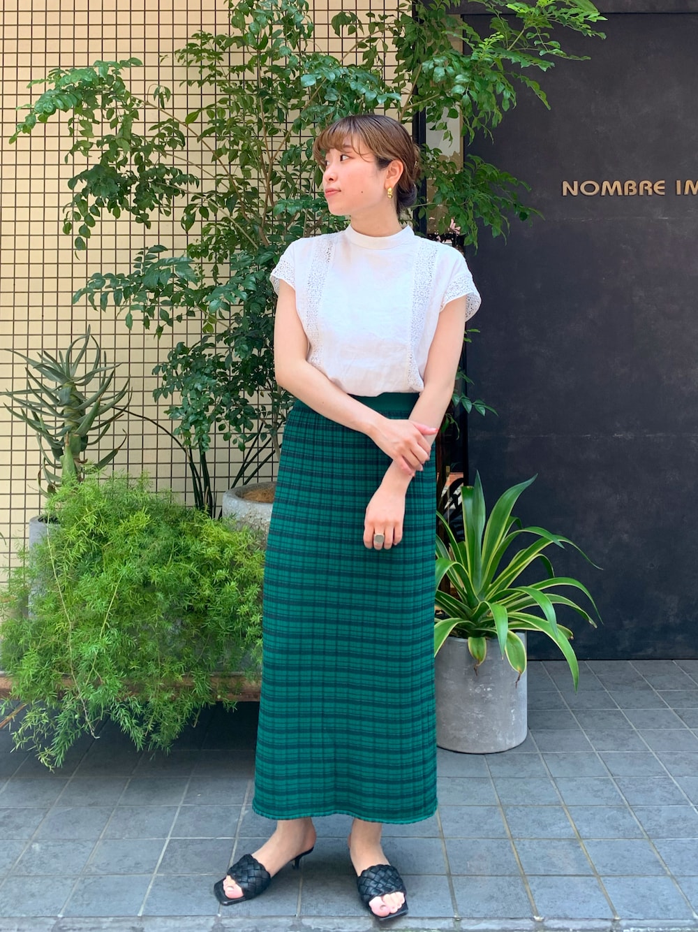 「スカート、チェック柄、ロングスカート、きれいめカジュアル、大人女子、夏コーデ、シンプルスタイル、白ブラウス、リネンブラウス、フレンチスリーブ」｜「NOMBRE IMPAIRのリネン×レース　フレンチブラウス（シャツ/ブラウス、ホワイト系）」を使った、nakayama.さん（レディース・156cm）の夏コーディネートの1枚目の写真