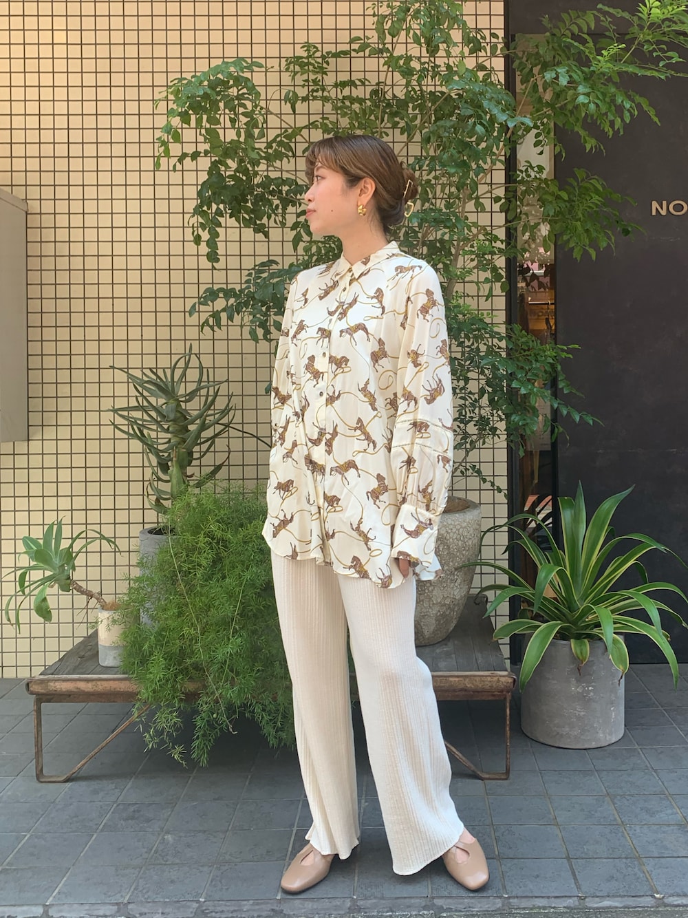 「柄シャツ、リブパンツ、ロングシャツ、白パンツ、ワントーン、ベージュコーデ、秋服、晩夏、ヴィンテージライク、レトロ柄」｜「NOMBRE IMPAIRのｸﾘﾝﾌﾟﾘﾌﾞ　ｲｰｼﾞｰﾊﾟﾝﾂ（その他パンツ、ホワイト系）」を使った、nakayama.さん（レディース・156cm）の夏コーディネートの1枚目の写真