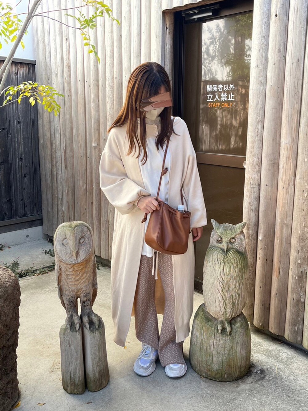 「秋服コーデ、秋冬、骨格ウェーブ、低身長、重ね着、淡色女子、ホワイトコーデ」｜「menueの厚底ソール スニーカー（スニーカー、ホワイト系）」を使った、もえかさん（レディース・152cm）の秋コーディネートの1枚目の写真