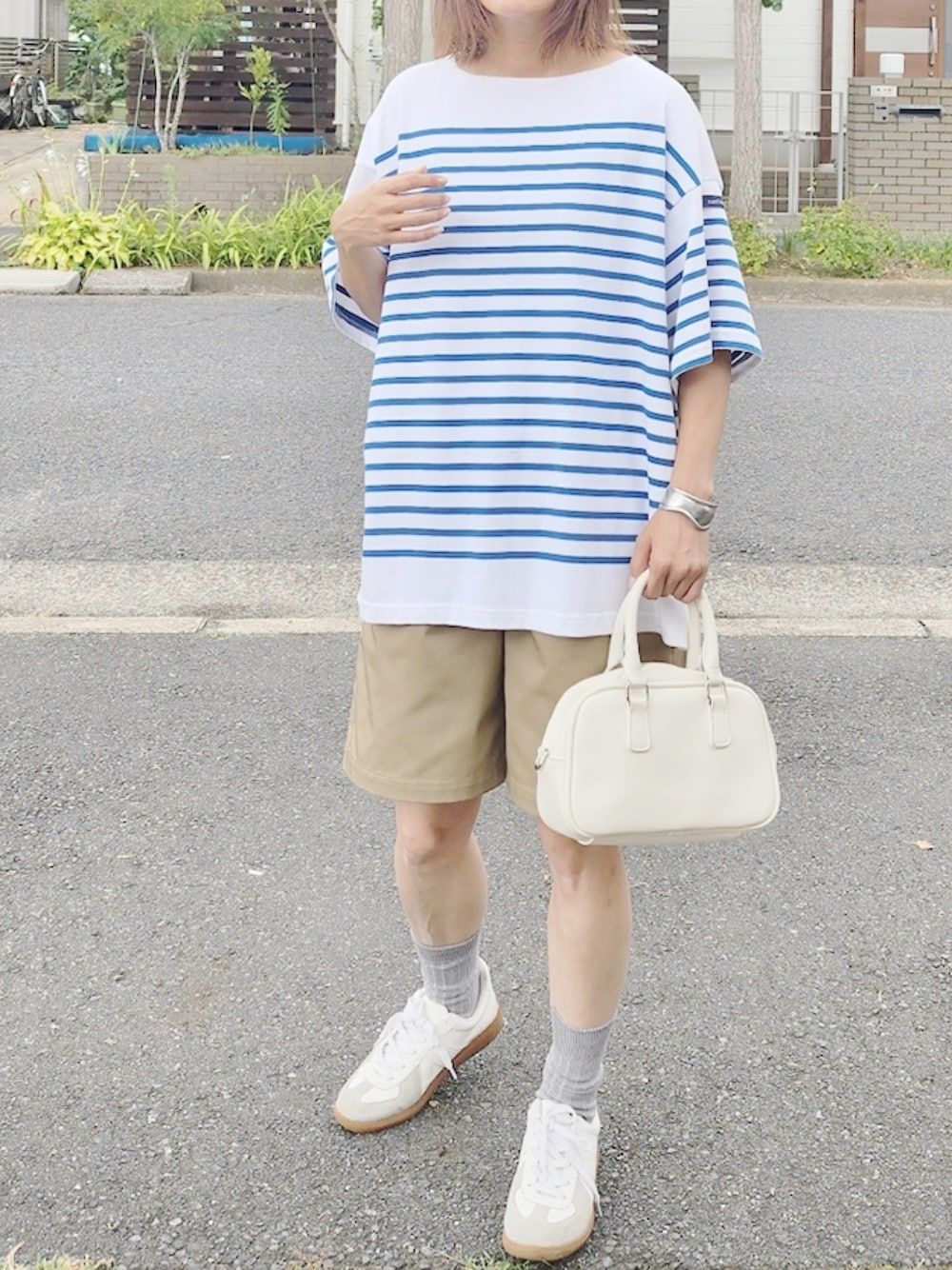 「真夏のアクティブスタイル、パネルボーダー、natiam、ユニバーサルオーバーオール、グルカショーツ、ジャーマントレーナー、カジュアルコーデ、大人カジュアル、グレーソックス」｜「ナティムのアイテム（Tシャツ/カットソー、ブルー系）」を使った、RIyO.さん（レディース・159cm）の夏コーディネートの1枚目の写真