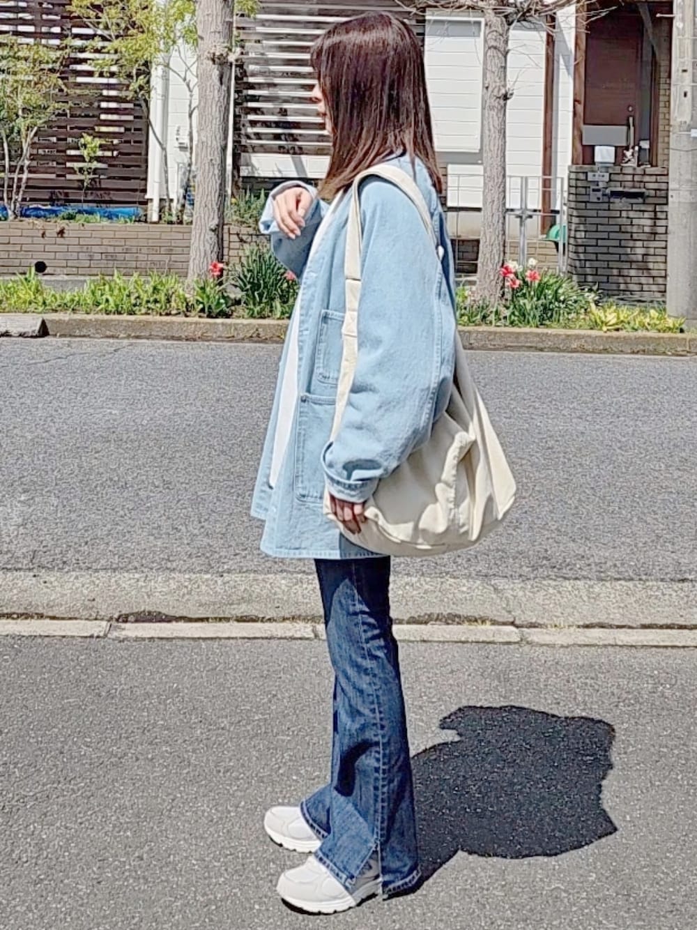 「Denim、デニデニ、カバーオール、フレアデニム、Ungrid、ニューバランス、シンプルスタイル、骨格ナチュラル、イエベ秋、159センチ、フリークスストア(FREAK'S STORE)、カジュアル、カジュアル女子」｜「CIAOPANIC TYPYのバンドカラーストライプシャツ（シャツ/ブラウス、イエロー系）」を使った、RIyO.さん（骨格ナチュラル・レディース・159cm）の春コーディネートの1枚目の写真