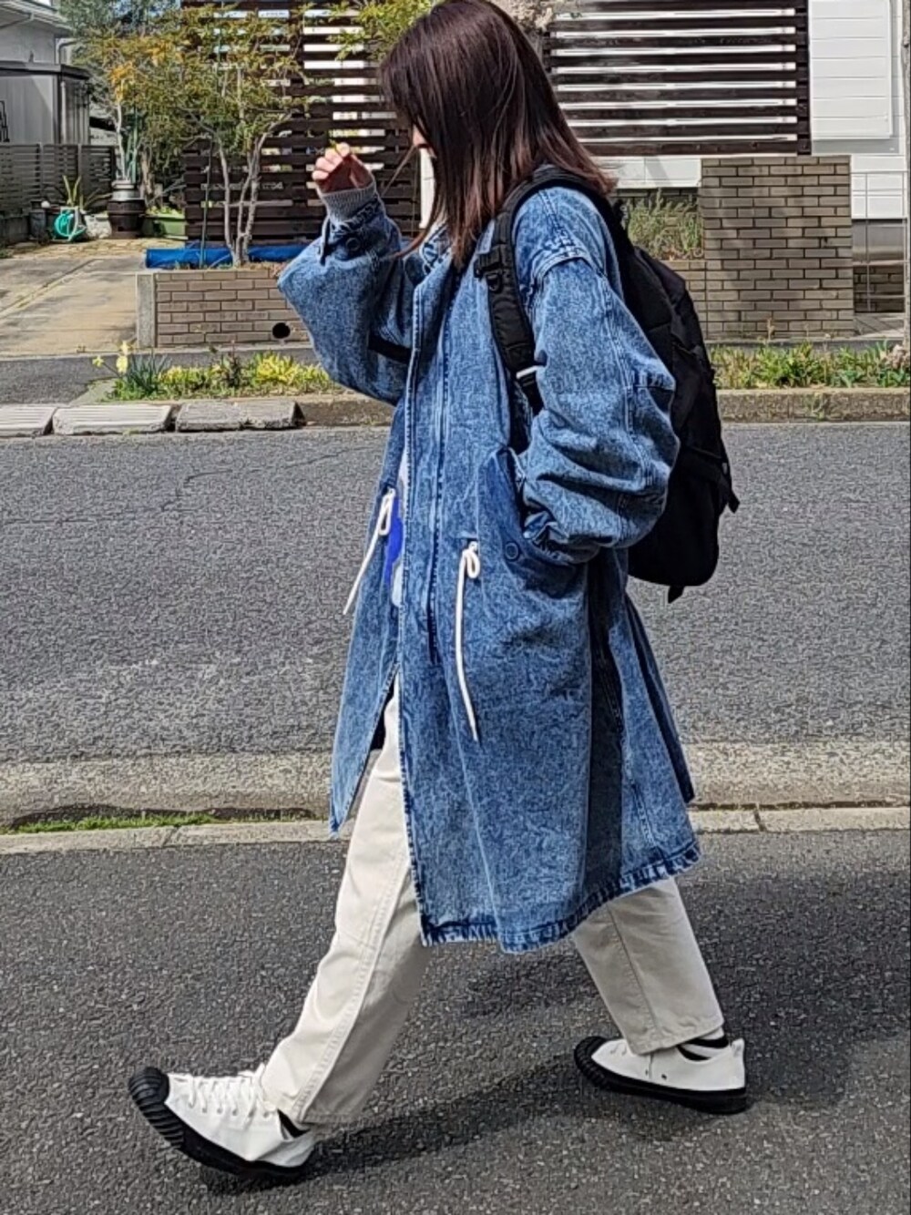 「VACANCYのニュアンスフラワーオーバーニット【ユニセックス】（ニット/セーター、グレー系）」を使った、RIyO.さん（骨格ナチュラル・レディース・159cm）の春コーディネートの1枚目の写真