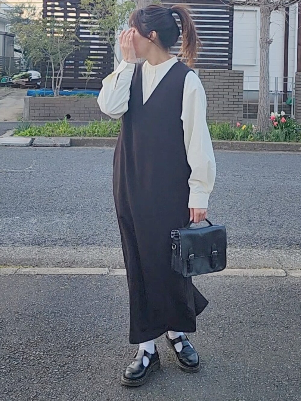 「for/c、シンプルコーデ、大人かわいい、ジャンパースカート、1000円クーポン、オープン記念、本日オープンのお店、大人コーデ、簡単コーデ、イエベ秋、骨格ナチュラル」｜「for/cのダブルクロスジャンスカ（ジャンパースカート、ブラック系）」を使った、RIyO.さん（骨格ナチュラル・レディース・159cm）の春コーディネートの1枚目の写真