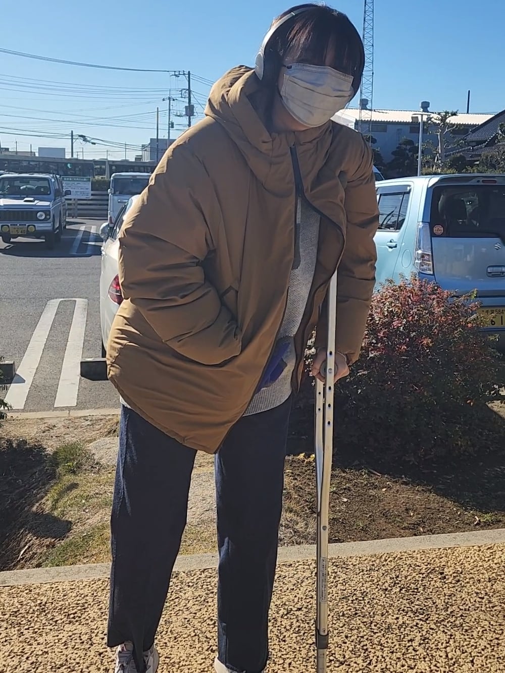 「松葉杖、無印良品、VACANCY、リーバイス、カットオフデニム、クリスマスに着たい服、おしゃれさんと繋がりたい、カジュアル、ヘッドホン、もこもこ、ダウンジャケット、ダウン、ダウンコーデ」｜「無印良品のアイテム（ダウンジャケット/コート、ブラウン系）」を使った、RIyO.さん（骨格ナチュラル・レディース・159cm）の冬コーディネートの1枚目の写真