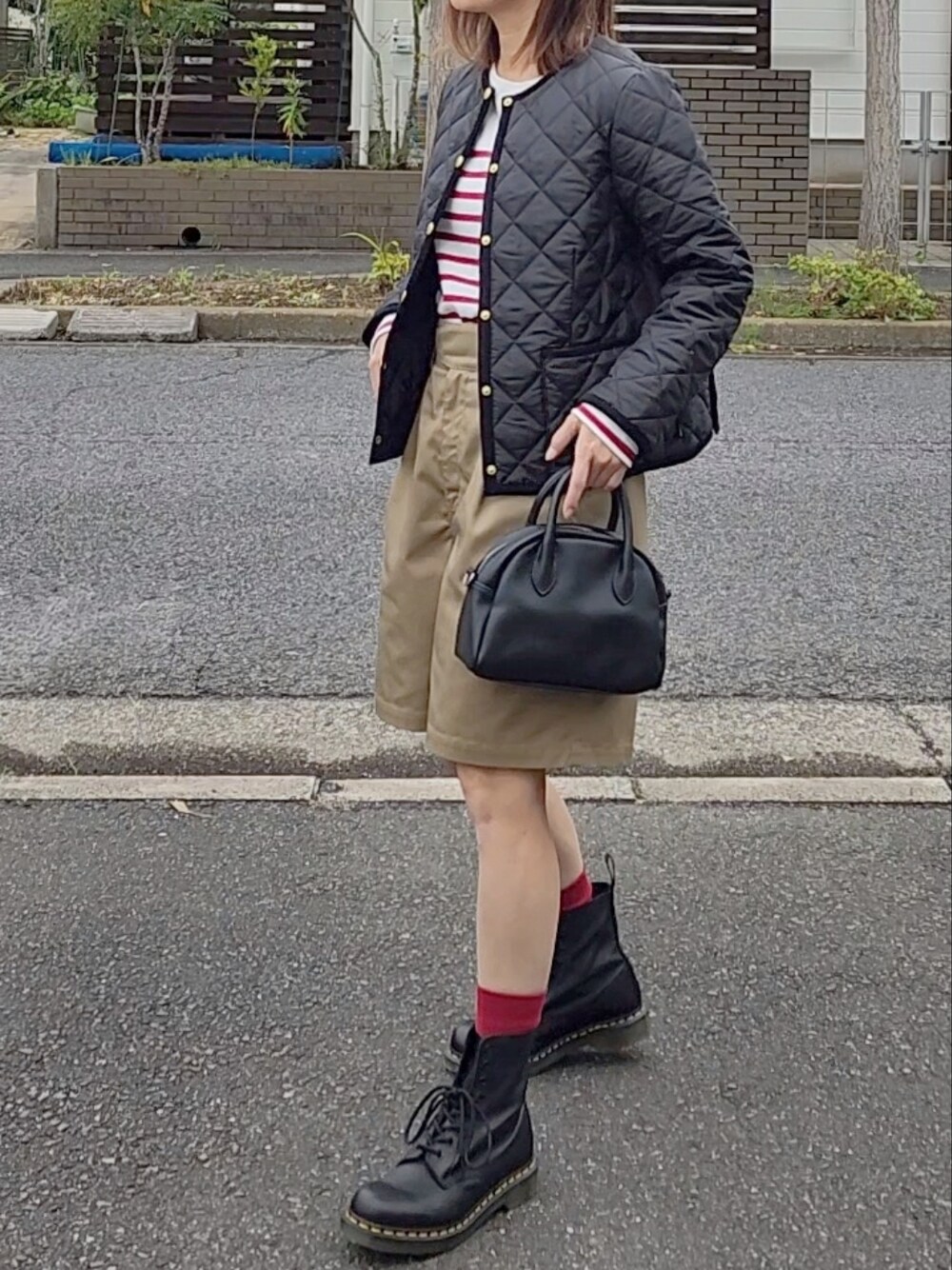 「秋のコーデ、オトナカジュアル、着回しコーデ、トラディショナルウェザーウエア、Traditional Weatherwear、TWW、グルカショーツ、universaloverall、ドクターマーチン、ユニクロ、ユニクロソックス」｜「Traditional WeatherwearのARKLEY（ノーカラージャケット、ブラック系）」を使った、RIyO.さん（骨格ナチュラル・レディース・159cm）の秋コーディネートの1枚目の写真