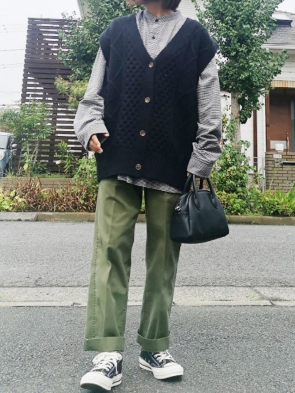 「シンプル、オトナ女子、ベストコーデ、ネルシャツ、ギンガムチェック、軍パン、秋冬コーデ、メンズライク、メンズライク女子とつながりたい、メンズライク女子」｜「MUHETの【7色展開】アソートニットベスト（ベスト、ブラック系）」を使った、RIyO.さん（レディース・159cm）の秋コーディネートの1枚目の写真