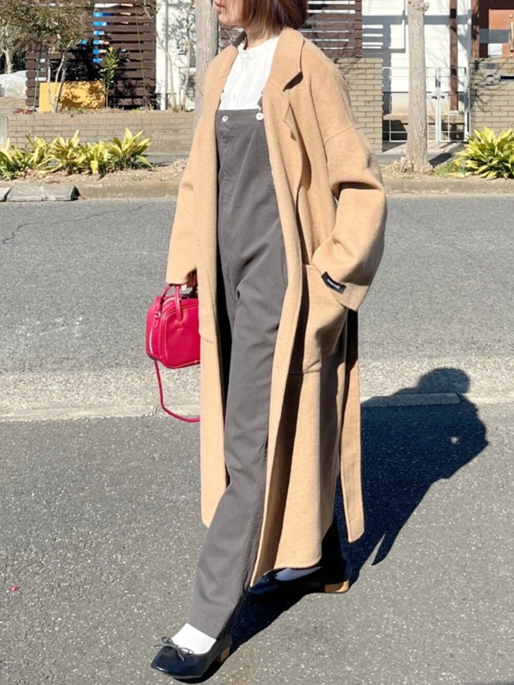 「FASHIRU、トゥデイフル(TODAYFUL)、オーバーオール、ガウンコート、フリルブラウス」｜「TODAYFULのコットンスリムサロペット（サロペット/オーバーオール、グレー系）」を使った、RIyO.さん（レディース・159cm）の冬コーディネートの1枚目の写真