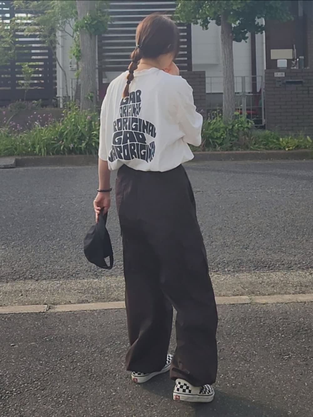 「GU購入品、スーパーワイドカーゴパンツ、フラッグチェック、VANS、GAP、プチプラコーデ、メンズライク、キャップ、たまねぎヘアー、骨格ナチュラル、イエベ秋、シンプルコーデ、159センチ、ロゴスウェット」｜「Limpのアイテム（Tシャツ/カットソー、ホワイト系）」を使った、RIyO.さん（骨格ナチュラル・レディース・159cm）の春コーディネートの1枚目の写真